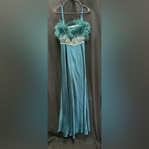 MAC DUGGAL 11686 NWT Strapless Feather Rhinestone Detailed Gown - Picture 5 of 9